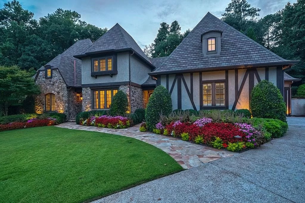 The Estate in Atlanta is a luxurious and ideal home for entertaining or comfortable day-to-day living now available for sale. This home located at 4170 W Oaks Ct NE, Atlanta, Georgia; offering 06 bedrooms and 07 bathrooms with 6,522 square feet of living spaces.