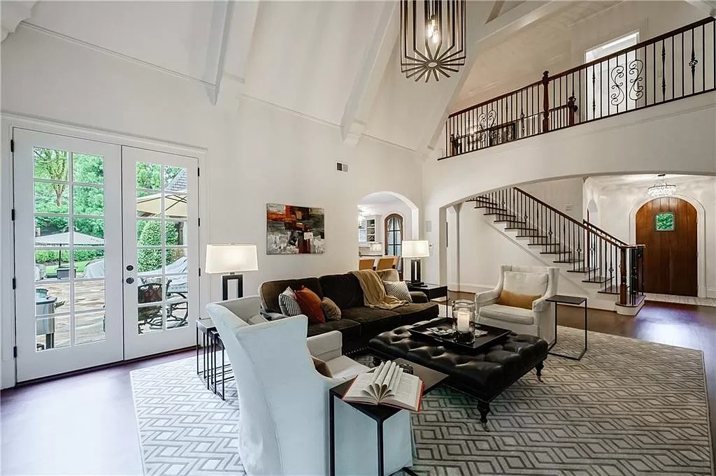 The Estate in Atlanta is a luxurious and ideal home for entertaining or comfortable day-to-day living now available for sale. This home located at 4170 W Oaks Ct NE, Atlanta, Georgia; offering 06 bedrooms and 07 bathrooms with 6,522 square feet of living spaces.