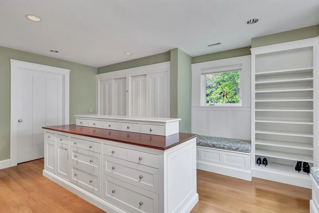 The Estate in Osterville includes a spacious main house and guest quarters comprised of the finest finishes to complement the beautiful modern architecture, now available for sale. This home located at 1825 South County Road, Osterville, Massachusetts