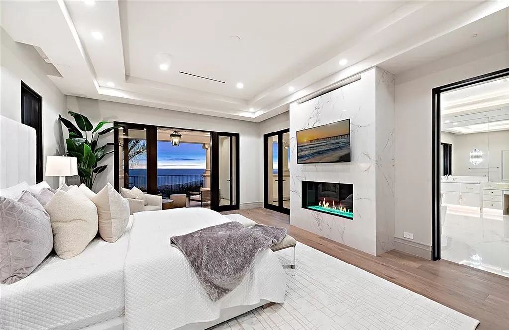 The Villa in Newport Coast, a Crystal Cove’s newest estate with southwest facing views in the exclusive enclave offering a lifestyle of unparalleled luxury is now available for sale. This home located at 22 Midsummer, Newport Coast, California 