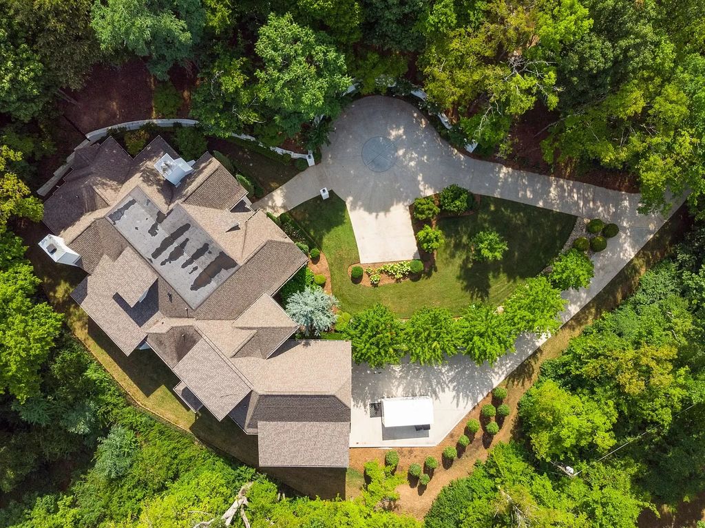 The Estate in Nashville features expansive living inclusive of chef’s kitchen, formal and informal entertainment spaces, now available for sale. This home located at 1609 Otter Creek Rd, Nashville, Tennessee