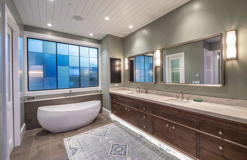 As the bathroom in Salt Lake City demonstrates, a neutral space does not have to be boring. The window area will be the place to attract and bring a new breath to this room in the midst of the entire country-style interior. This is visually interesting and breaks up the "quiet" of the room.