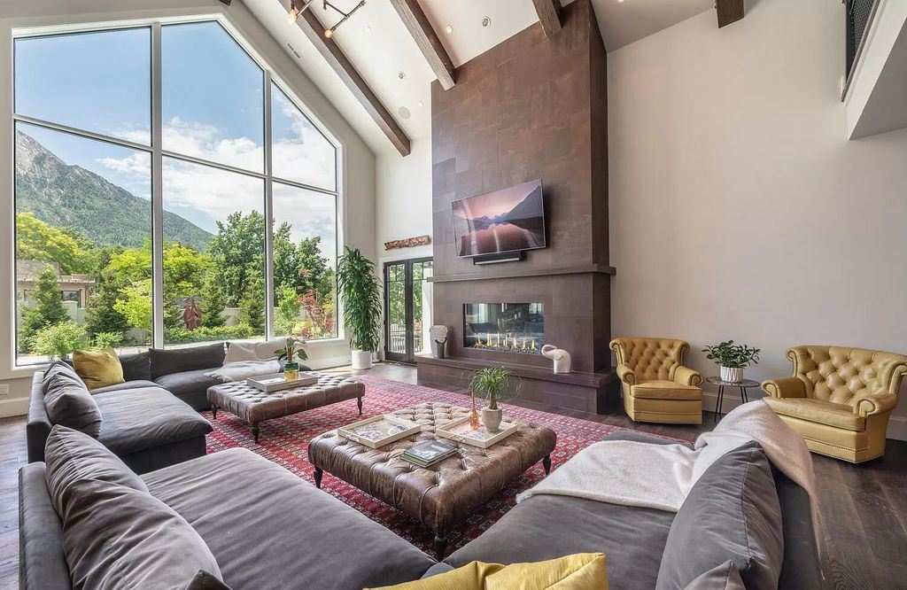 In contrast to other living rooms with high ceilings, this one has lovely sky beams. The furniture they chose is light earth tones, and carpets are used to balance the flooring. The possibilities may be influenced by the available space.
