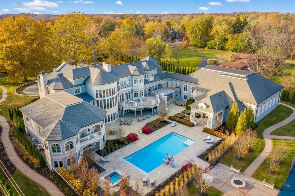 The Estate in Bloomfield Hills is a luxurious home with premium quality finishes and detail throughout now available for sale. This home located at 3499 Franklin Rd, Bloomfield Hills, Michigan; offering 07 bedrooms and 15 bathrooms with 12,143 square feet of living spaces.