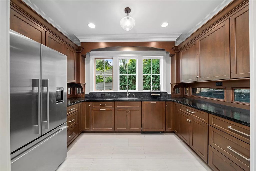 The U-shaped kitchen layout is perfect for larger kitchens, providing plenty of storage and countertop space. The layout consists of three walls of cabinets and appliances, creating a U shape. It's ideal for people who love to cook and need plenty of space for meal prep. A U-shaped kitchen design is a greatchoice for homeowners who want to maximize storage space and countertop area.