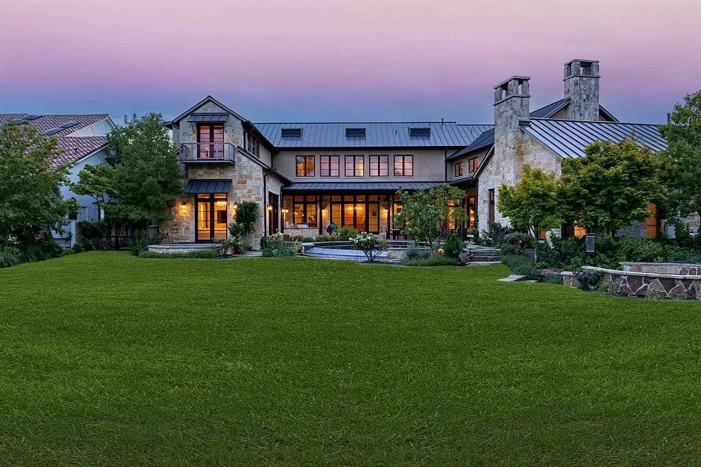 The Home in Dallas, an entertainer’s dream on almost an acre of flat, waterfront, and beautifully maintained landscape has designed for entertaining is now available for sale. This home located at 12464 Breckenridge Dr, Dallas, Texas