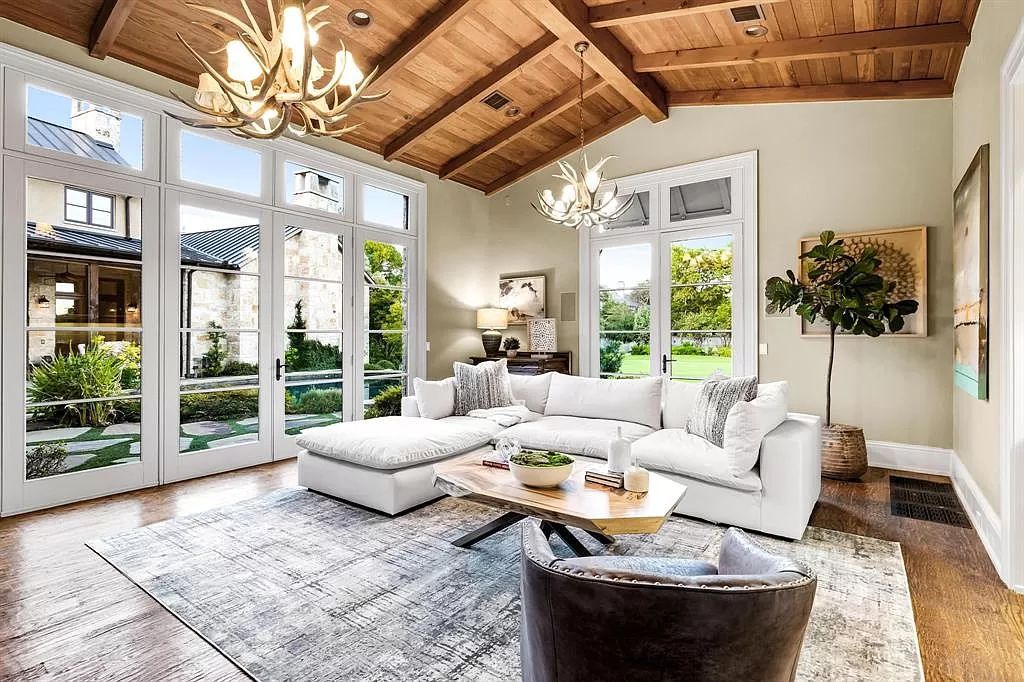 The Home in Dallas, an entertainer’s dream on almost an acre of flat, waterfront, and beautifully maintained landscape has designed for entertaining is now available for sale. This home located at 12464 Breckenridge Dr, Dallas, Texas