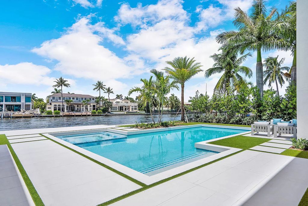 The Home in Boca Raton, a stunning new contemporary residence was masterfully created to capture the most mesmerizing views of the Intracoastal waterway is now available for sale. This home located at 2909 Spanish River Rd, Boca Raton, Florida