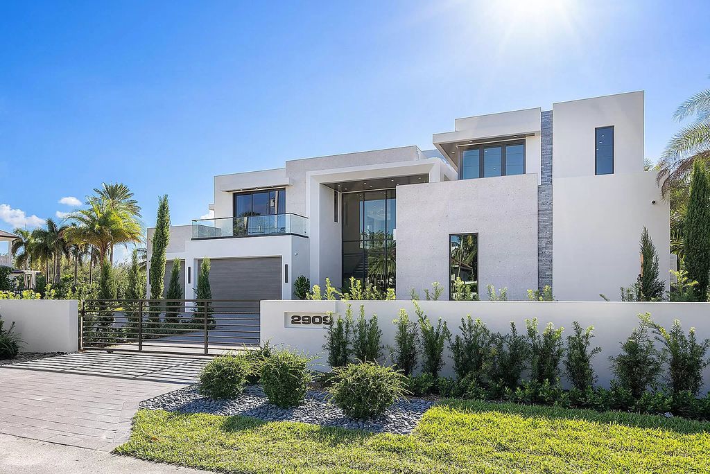 The Home in Boca Raton, a stunning new contemporary residence was masterfully created to capture the most mesmerizing views of the Intracoastal waterway is now available for sale. This home located at 2909 Spanish River Rd, Boca Raton, Florida