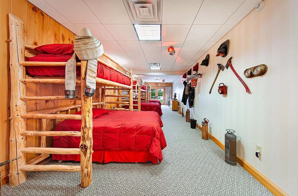 A bunk bed is an easy method to match color schemes and give your bedroom a bohemian feel by using different materials, especially wooden beds. This inexpensive decor can be completed by you in a single day. Wooden slats and cowboy hats are simple to find at local shops and vintage stores. Others can be discovered in a mechanic's shop or on a construction site.