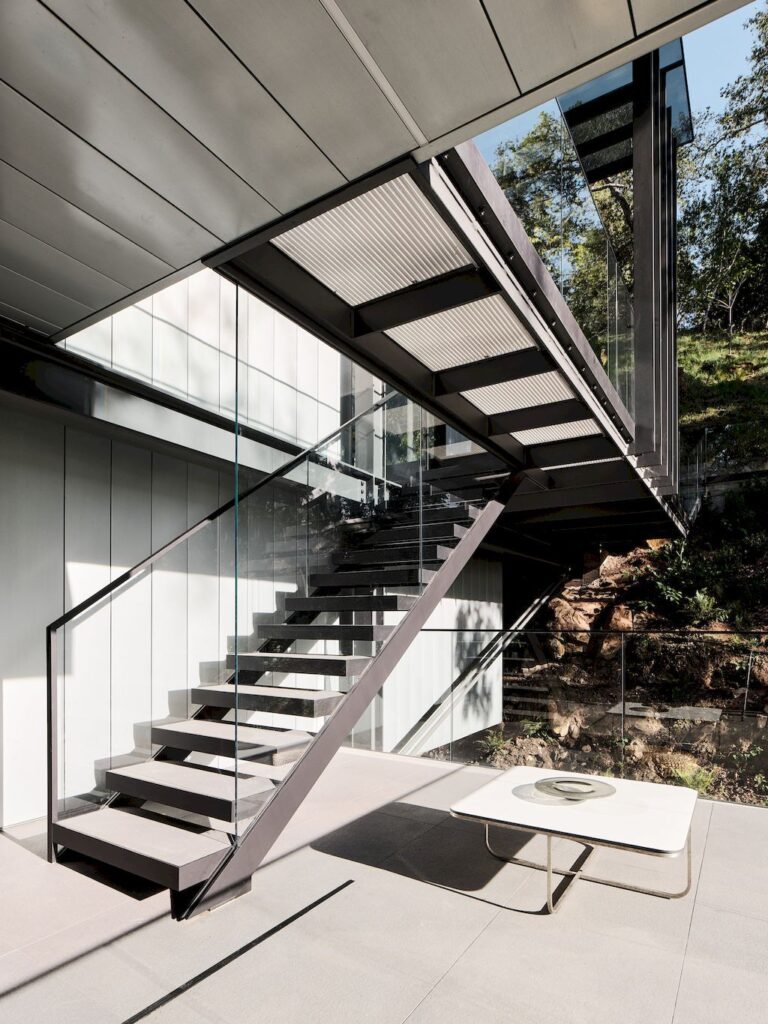 Suspension house with classic, modern aesthetic by Fougeron Architecture