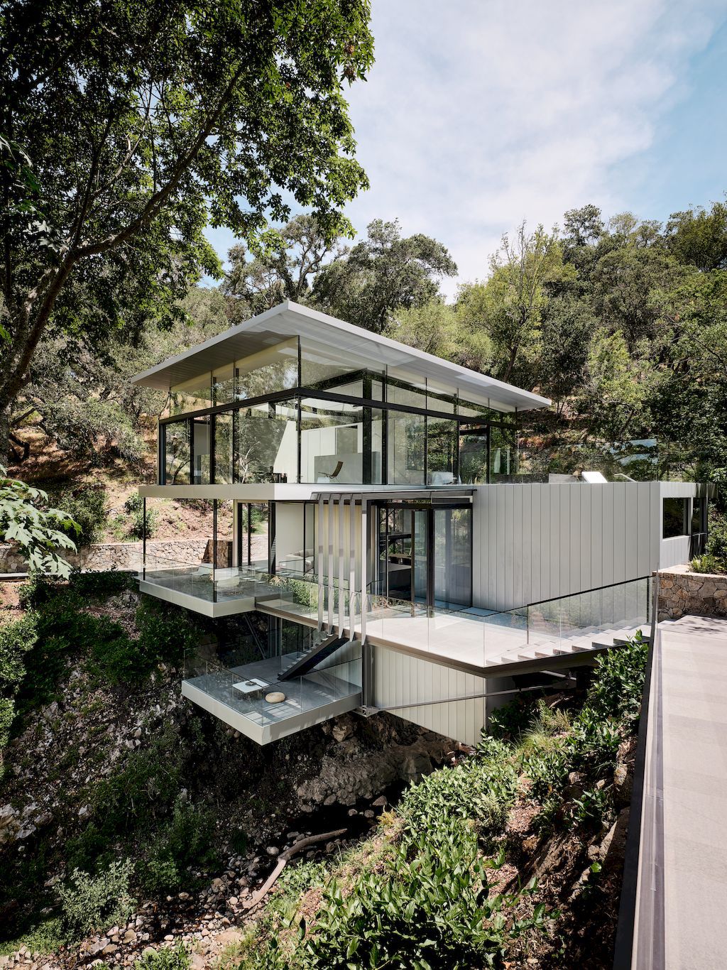 Suspension house with classic, modern aesthetic by Fougeron Architecture