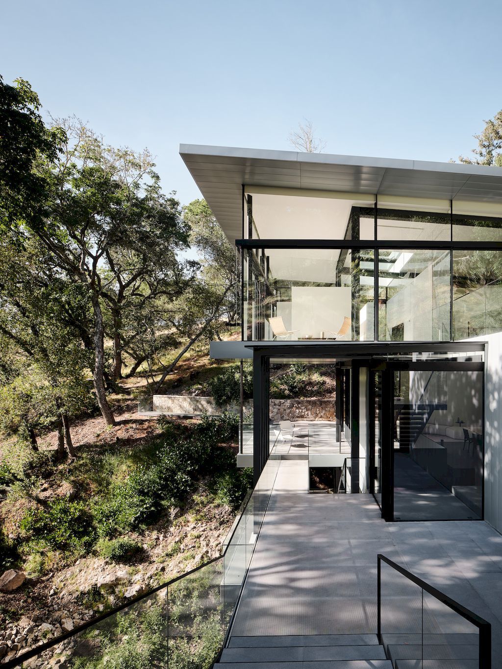 Suspension house with classic, modern aesthetic by Fougeron Architecture