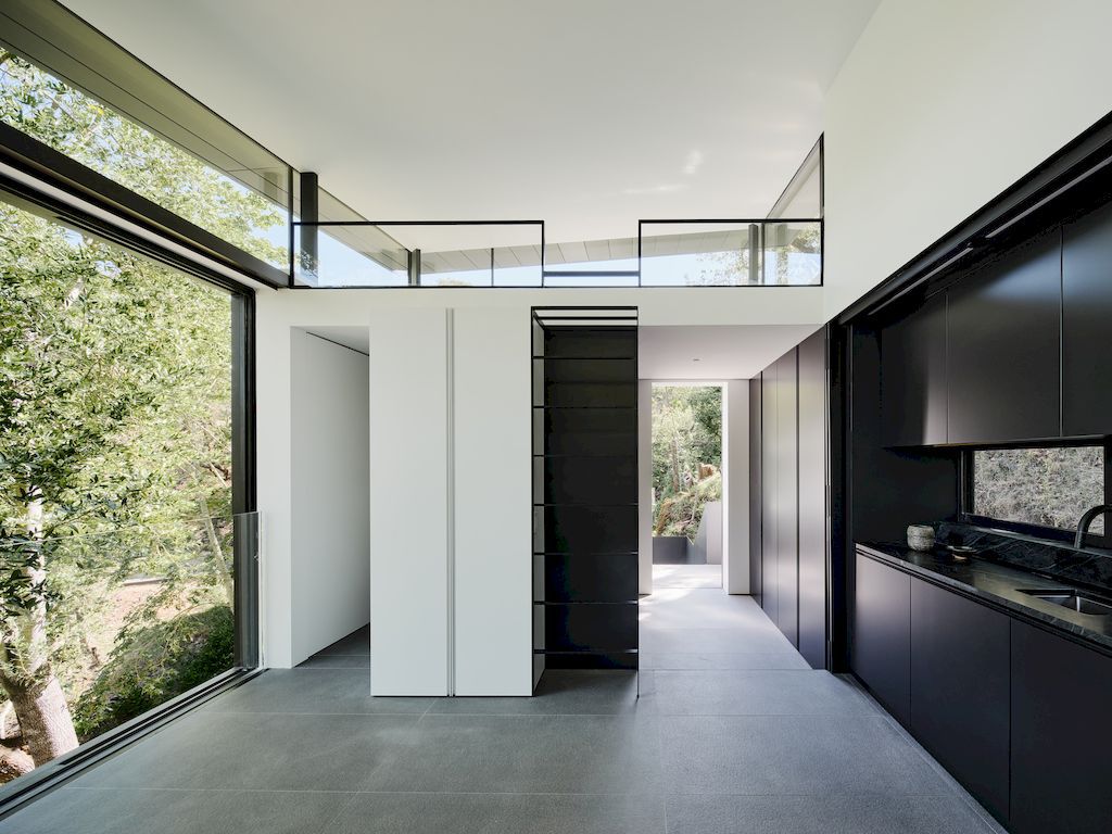 Suspension house with classic, modern aesthetic by Fougeron Architecture