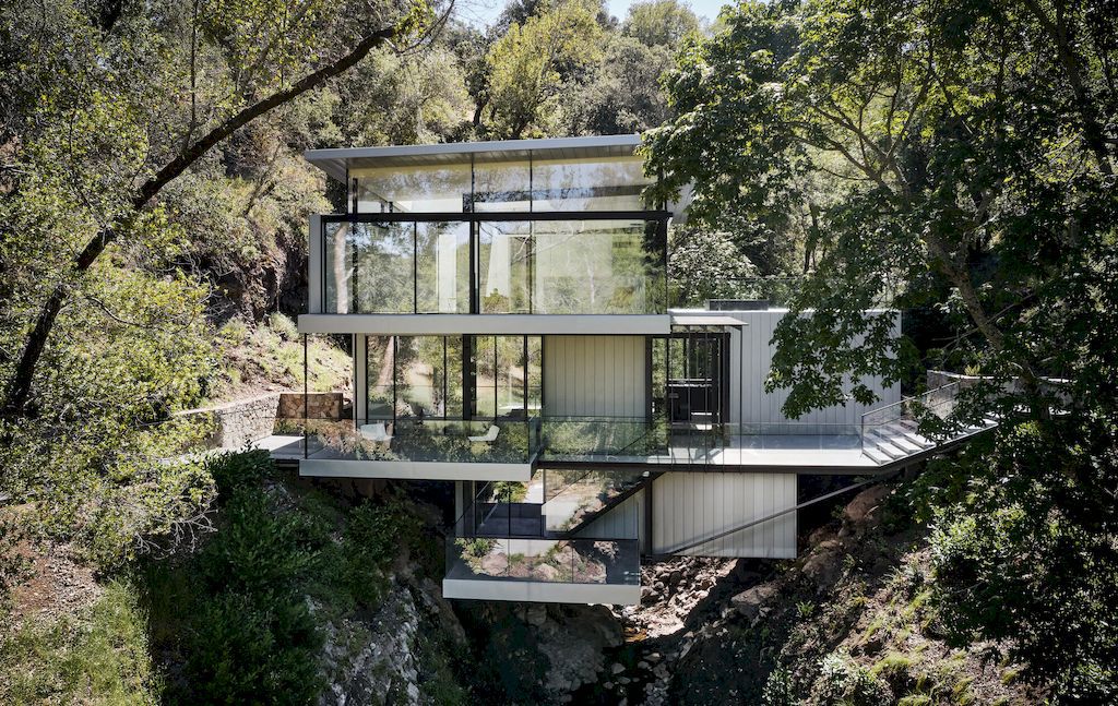 Suspension house with classic, modern aesthetic by Fougeron Architecture