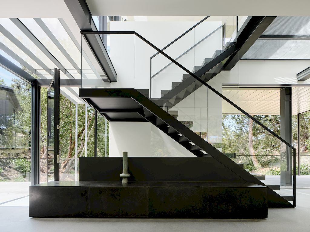 Suspension house with classic, modern aesthetic by Fougeron Architecture