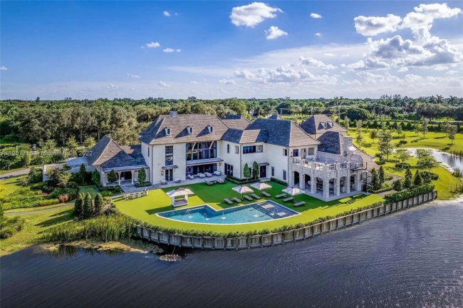 The First Time on The Market for $47 Million, This Amazing Resort-style