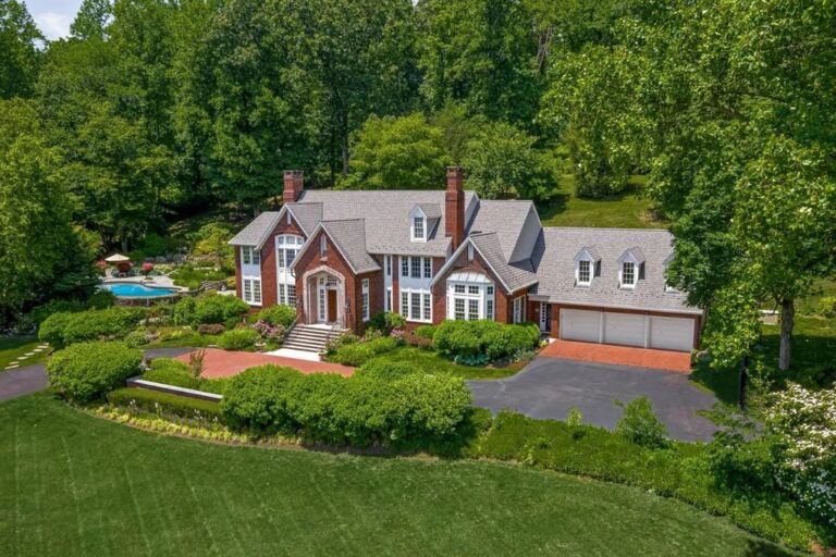 This $2.65M Striking Updated Residence Offers Beautiful Finishes & Luxurious Amenities in New Jersey
