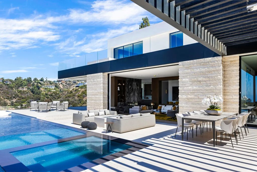 The Home in Los Angeles, a new Bel Air hillside estate envisioned by Bowery Design Group captures magnificent, far-reaching city and ocean views is now available for sale. This home located at 1035 Stradella Rd, Los Angeles, California