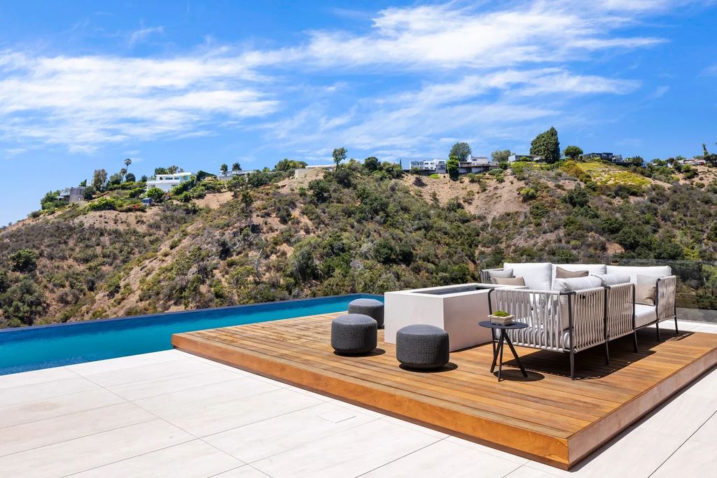 The Home in Los Angeles, a new Bel Air hillside estate envisioned by Bowery Design Group captures magnificent, far-reaching city and ocean views is now available for sale. This home located at 1035 Stradella Rd, Los Angeles, California