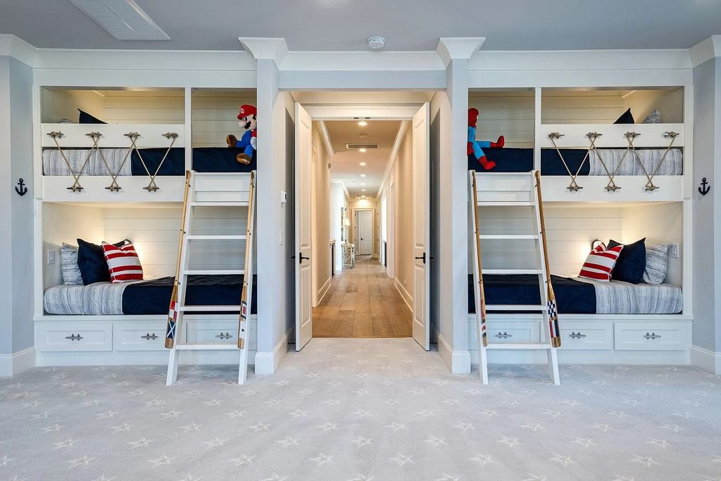 Do not worry about arranging and decorating bedrooms for families with many members. The large bedroom with bunks and ladders is a perfect idea. 