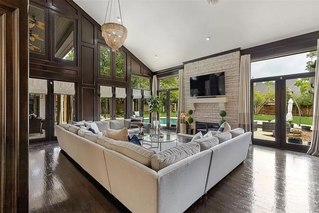 The Home in Dallas, a glamorous traditional estate with the finest materials set on 1.14 acres of resort-like grounds in highly sought-after Preston Hollow is now available for sale. This home located at 10010 Lennox Ln, Dallas, Texas