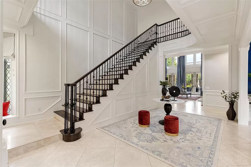 The Home in Dallas, a glamorous traditional estate with the finest materials set on 1.14 acres of resort-like grounds in highly sought-after Preston Hollow is now available for sale. This home located at 10010 Lennox Ln, Dallas, Texas