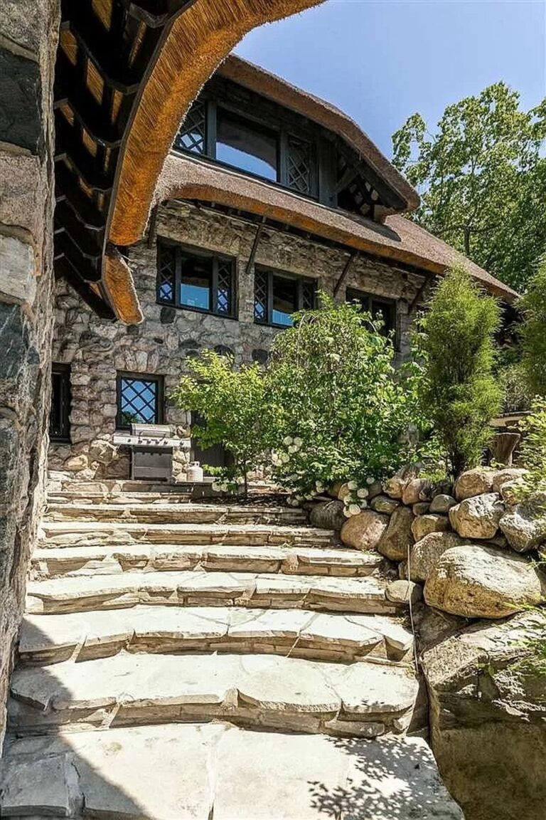 Unique and Bold in Charlevoix! This Thatch House Built with Specialized