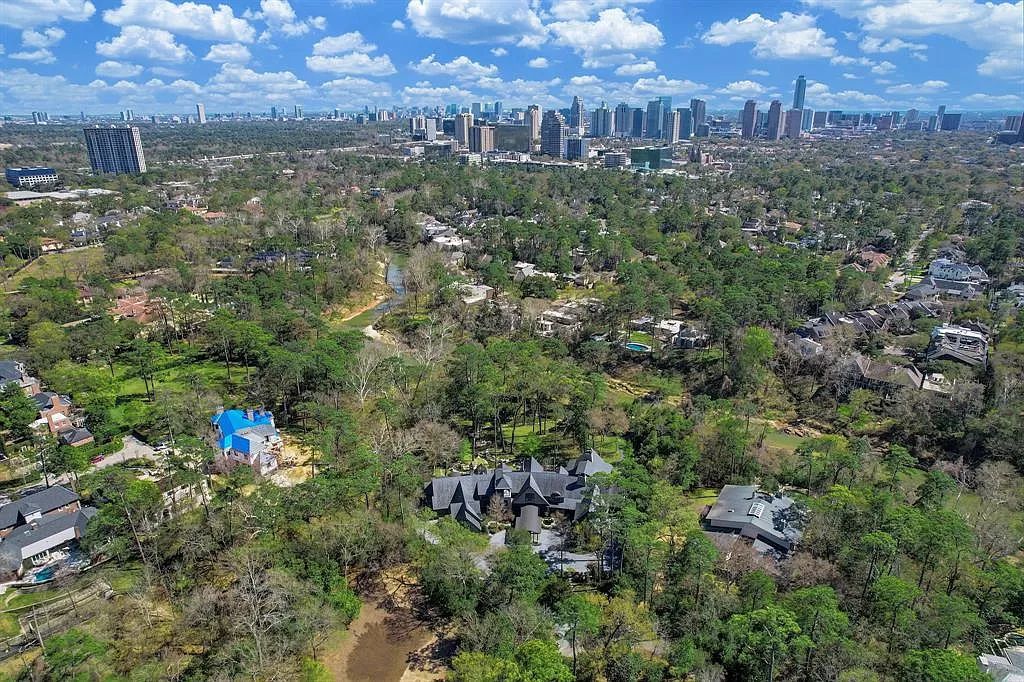 The Home in Houston, a remarkable retreat in scale privately positioned at the end of the coveted Circle Bluff cul-de-sac in close-in Memorial is now available for sale. This home located at 2 Longbow Ln, Houston, Texas