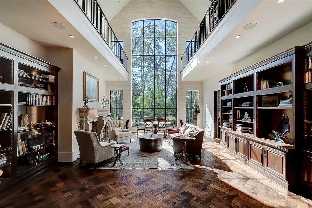 The Home in Houston, a remarkable retreat in scale privately positioned at the end of the coveted Circle Bluff cul-de-sac in close-in Memorial is now available for sale. This home located at 2 Longbow Ln, Houston, Texas