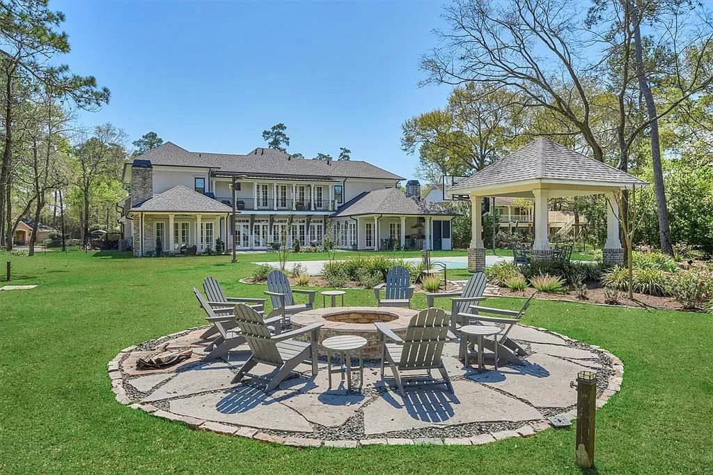 The Home in The Woodlands built for discerning clientele with the finest materials and upmost privacy for entertaining is now available for sale. This home located at 25 S Doe Run Dr, The Woodlands, Texas