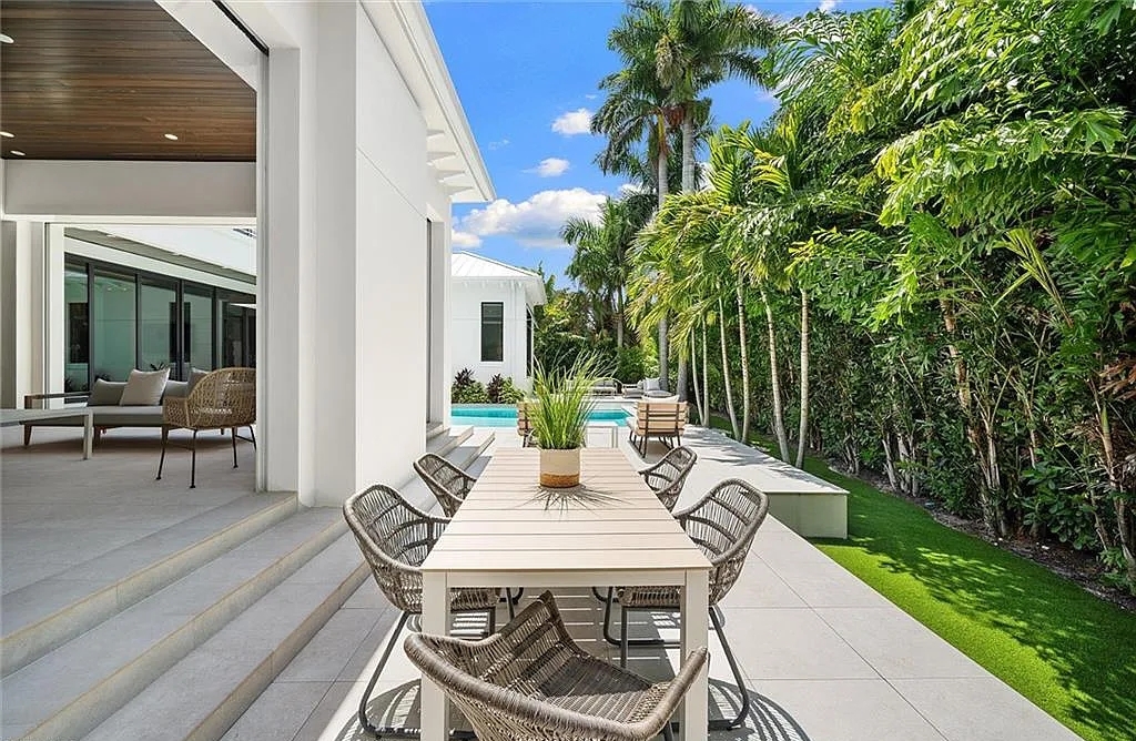 The Home in Naples, an architectural masterpiece by Gulfstream Homes, Kukk Architecture and Koastal Design Group is both modern and inviting is now available for sale. This home located at 425 Putter Point Dr, Naples, Florida