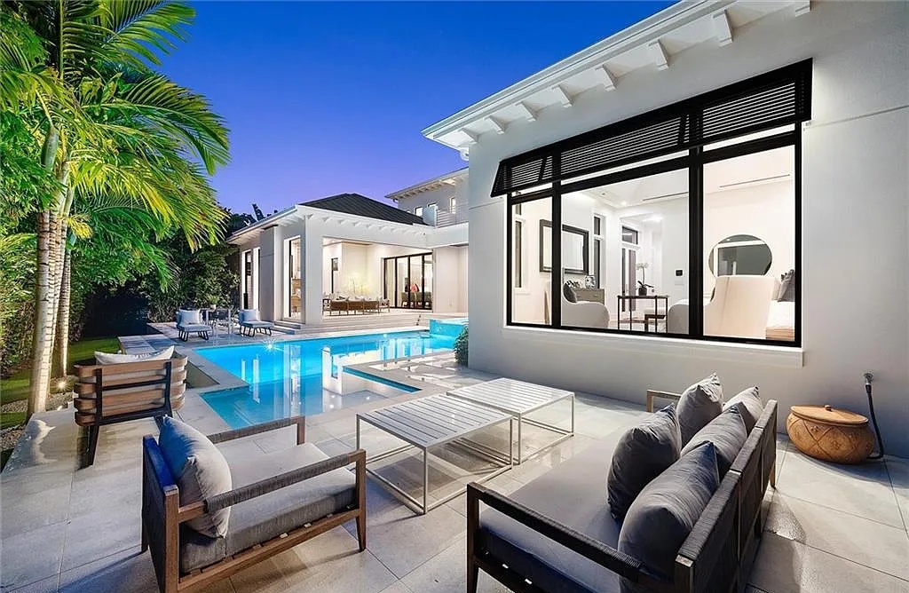 The Home in Naples, an architectural masterpiece by Gulfstream Homes, Kukk Architecture and Koastal Design Group is both modern and inviting is now available for sale. This home located at 425 Putter Point Dr, Naples, Florida