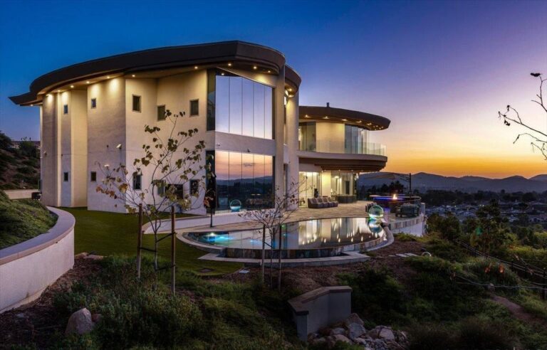 An Uniquely Contemporary Home with Endless Panoramic Views of The Mountains and Nightlights in Poway Hits The Market for $7.65 Million
