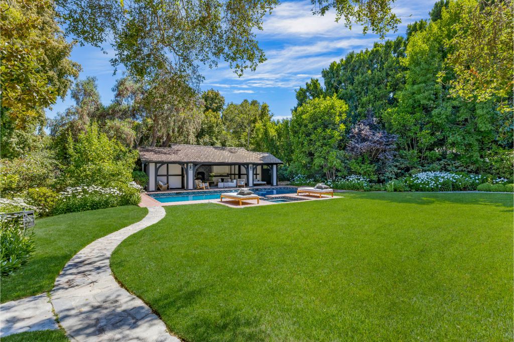 The Estate in Pacific Palisades, a newly renovated home on a double lot comprised of nearly 1.4 acres with park-like grounds that include an incredible pool and spa, cabana, guest house, expansive yard and tennis court is now available for sale. This home located at 1575 Capri Dr, Pacific Palisades, California