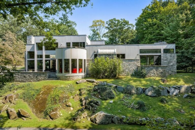 Balance Between Bold Architectural Design and Warm, Contemplative Interiors, This Modern House Lists for $5.995M in Greenwich