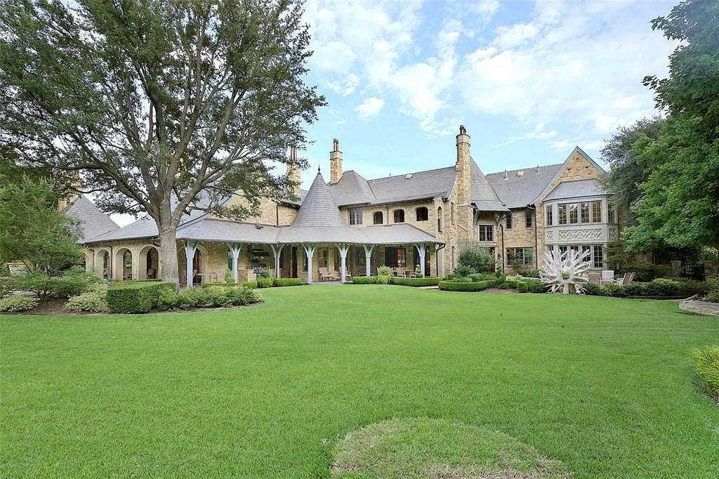 The Home in Westlake, a beautifully appointed Paul Kramer home boasts both impressive architectural and designer details including a dramatic mahogany rotunda, meticulous gardens, lovely sculptures, elegant circular breakfast nook and multiple outdoor areas perfect for entertaining is now available for sale. This home located at 2006 Navasota Cv, Westlake, Texas