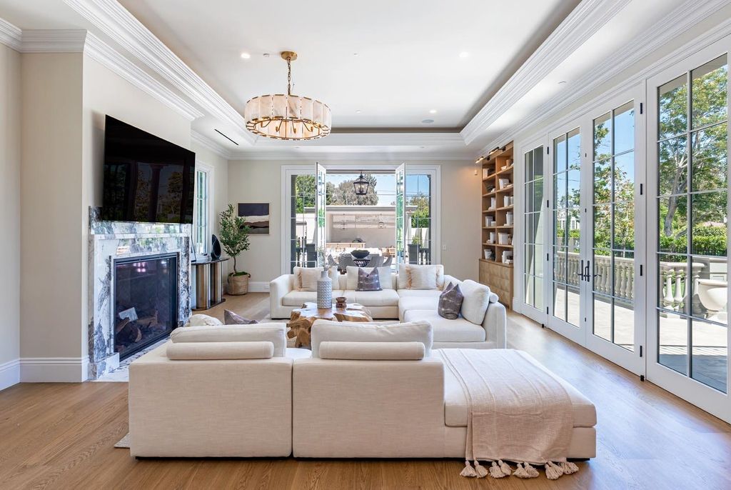 The Estate in Beverly Hills, a brand new architectural triumph combines classic opulence and the modern feel of today with its exquisite features and luxurious quality finishes is now available for sale. This home located at 802 Foothill Rd, Beverly Hills, California