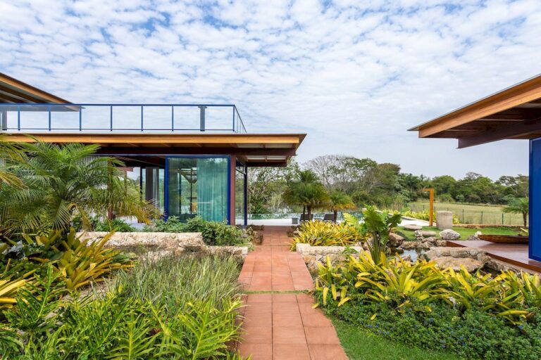 Cozy Home for Leisure, House at Fazenda Boa Vista by Nitsche Arquitetos