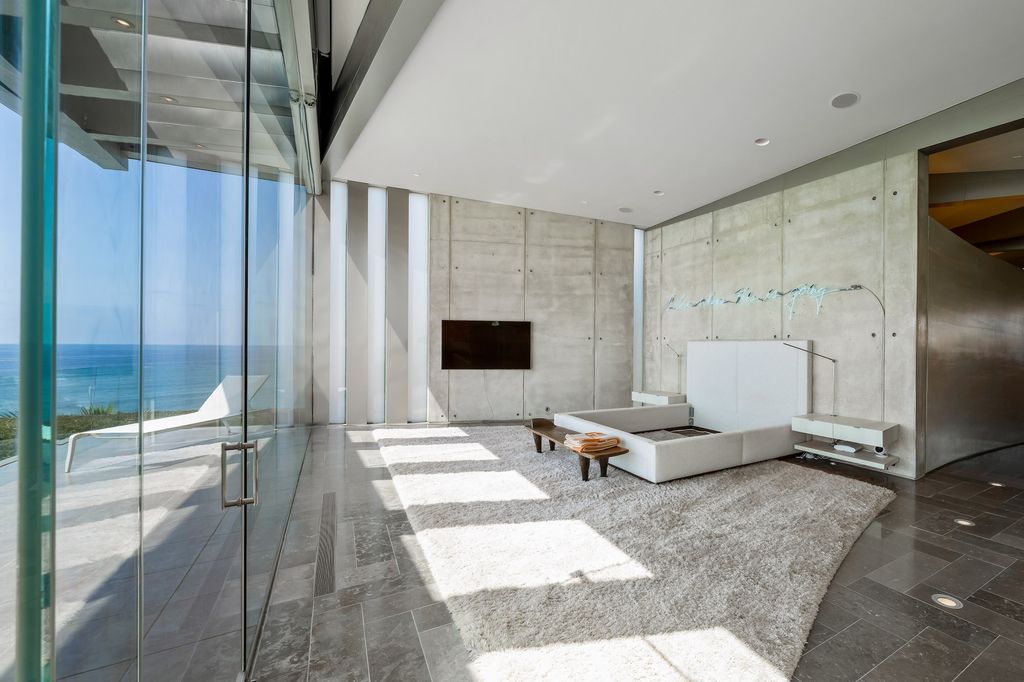 The Crescent House in Encinitas, a trophy property perched on a promontory with explosive panoramic ocean views boasting an ideal combination of the ultimate luxury living with impeccable paramount location quality is now available for sale. This home located at 532 Neptune Ave, Encinitas, California
