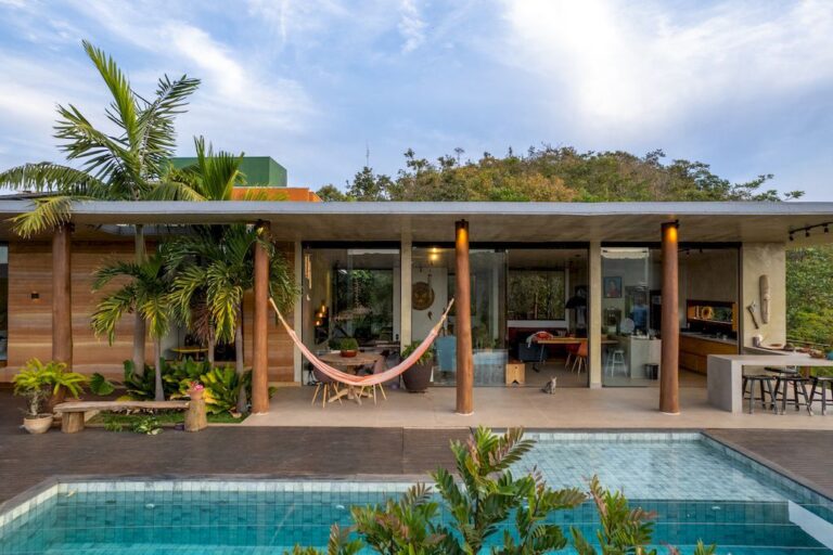 Earth House with Sustainable Design by TAY Arquitetura Ecológica