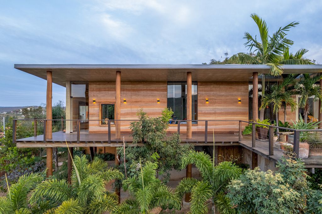 Earth House with Sustainable Design by TAY Arquitetura