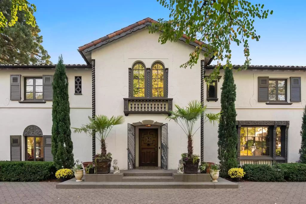 The Home in Seattle exudes modern luxury & elevated style, now available for sale. This home located at 1625 Federal Avenue E, Seattle, Washington