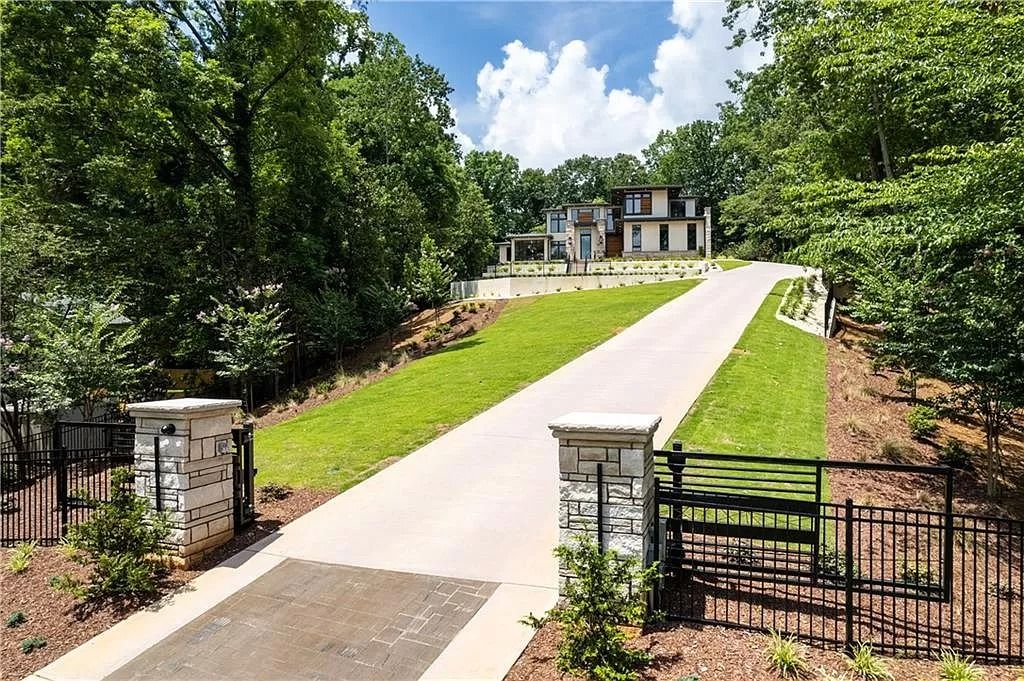 The Estate in Sandy Springs is a luxurious home of quality built with every attention to detail now available for sale. This home located at 1090 Kingston Dr, Sandy Springs, Georgia; offering 06 bedrooms and 08 bathrooms with 1.45 acres of land.