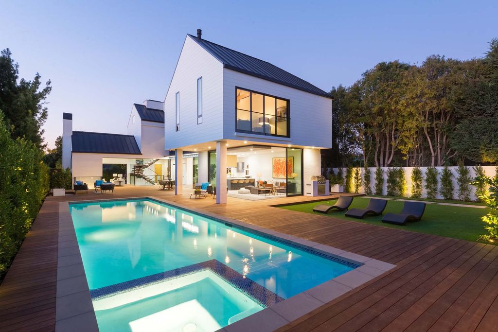 The Home in Venice, a spectacular modern farmhouse designed by Hamilton Architects for entertaining with expansive living spaces and unparalleled amenities is now available for sale. This home located at 1314 Morningside Way, Venice, California