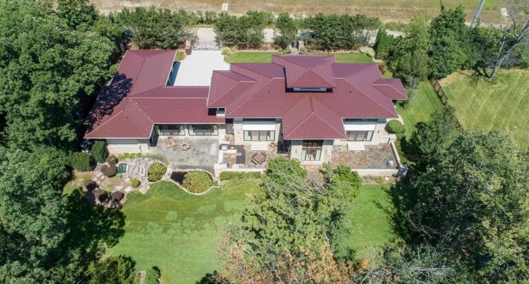 Exquisite Amenities Abound in this $2.818M Amazing Estate in Northbrook