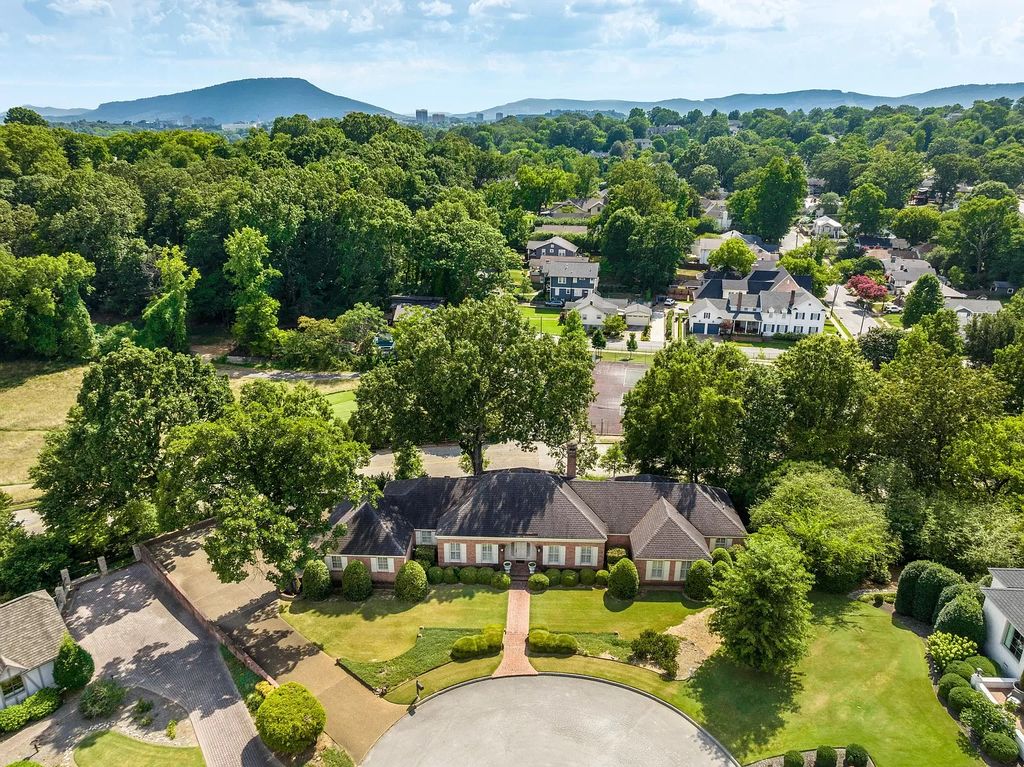 The Estate in Chattanooga is a luxurious home surrounded by mature landscaping and in a short distance to Chattanooga Golf & Country Club now available for sale. This home located at 1500 River View Oaks Rd, Chattanooga, Tennessee; offering 03 bedrooms and 04 bathrooms with 4,750 square feet of living spaces.