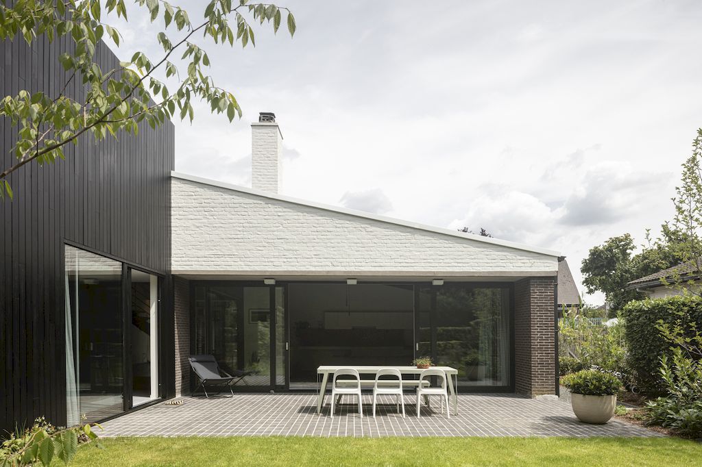 House Paap, Stunning Renovation by Architecten De Bruyn bvba