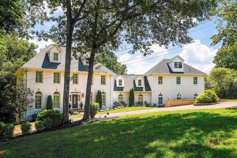 Luxurious Lakefront Estate Offers Utmost Privacy in Hendersonville Hits