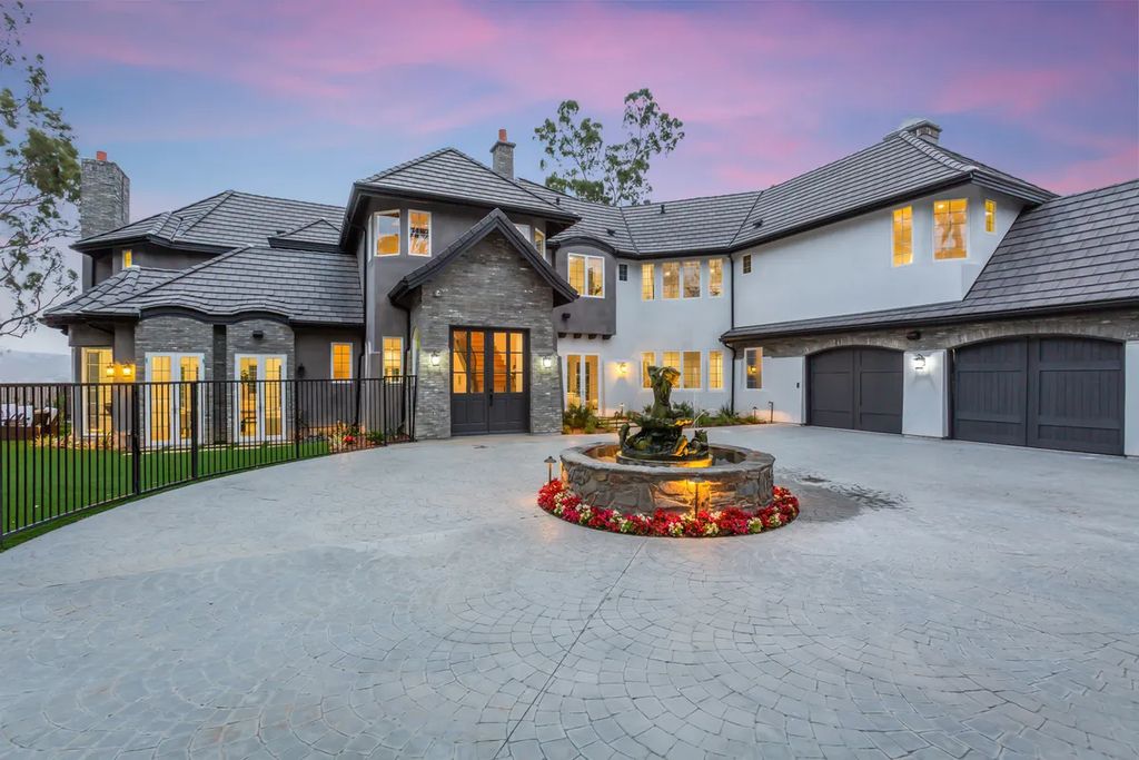 The Home in Laguna Niguel, a luxury coastal estate with high-ceilings, elegant chandelier, and an abundance of natural sunlight offering magnificent life style is now available for sale. This home located at 3 Lime Orch, Laguna Niguel, California